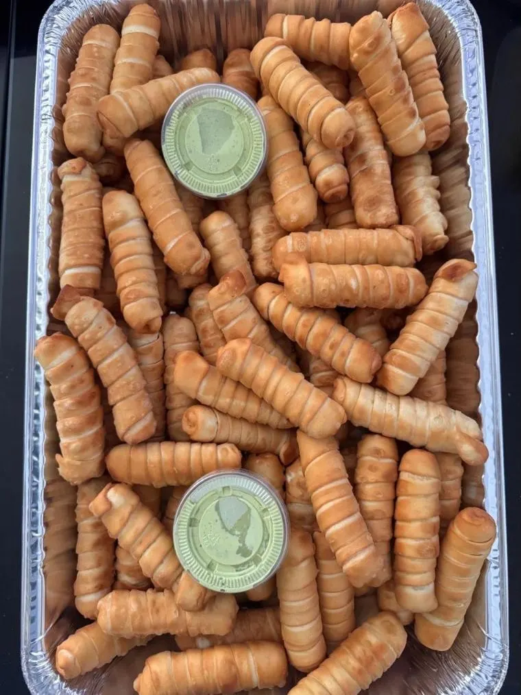 Bandeja de tequeños con salsa de la casa para un evento